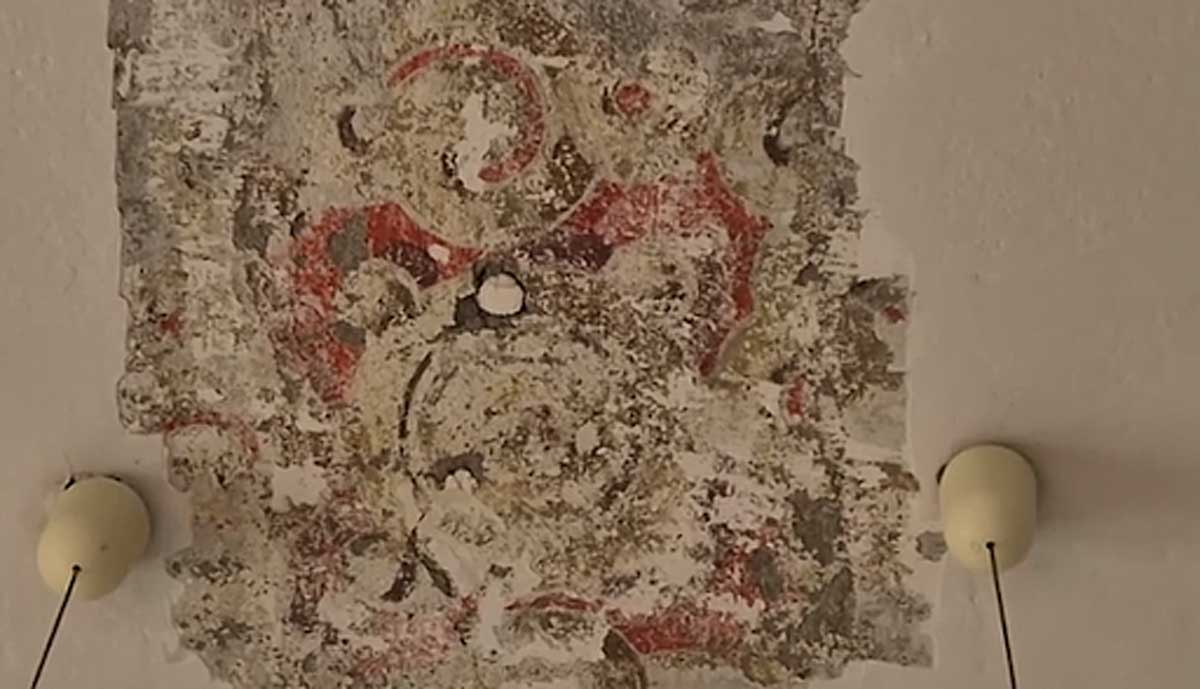 Většinu výmalby tvoří nezřetelné dekorativní čáry.