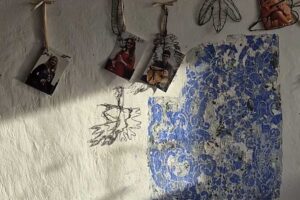 Historická výmalba stará dvě stě a více let nyní dělá doprovod tablu nadaných příborských hudebníků.