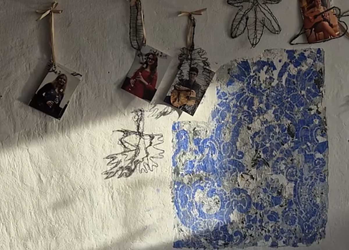 Historická výmalba stará dvě stě a více let nyní dělá doprovod tablu nadaných příborských hudebníků.