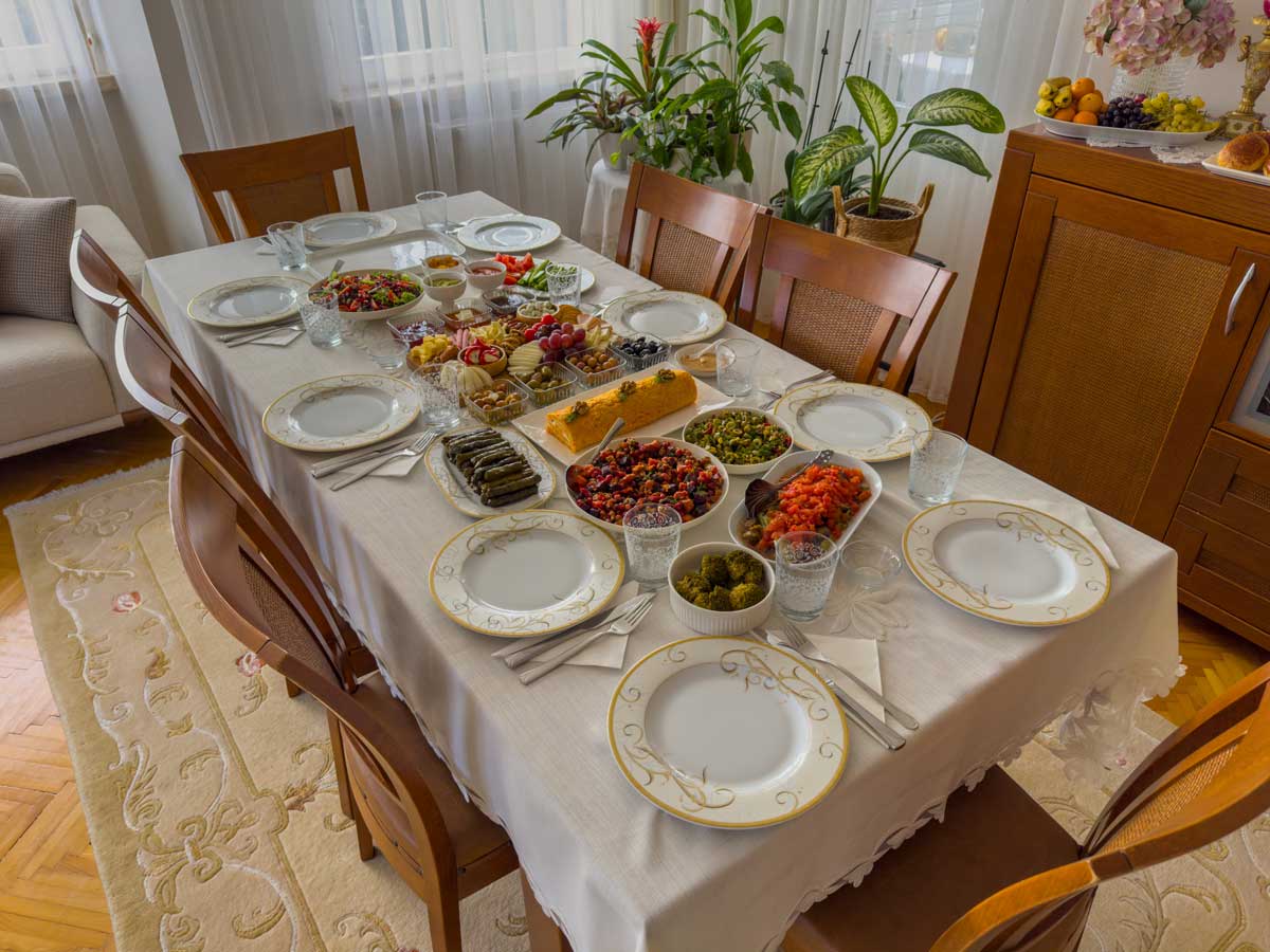 Prostřený jídelní stůl s pevnou konstrukcí a pohodlnými židlemi tvoří základ každodenního stolování.