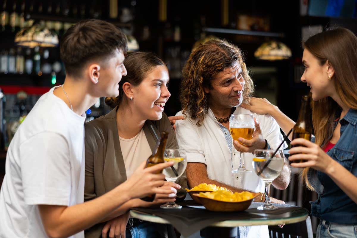 Setkání s přáteli po rozchodu pomáhá zaplnit prázdnotu a vrátit do života pocit normálnosti i radosti.