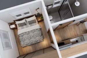 Pohled shora na ložnici v tiny house s efektivním využitím malého prostoru.