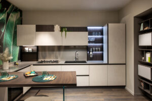 Moderní kuchyně s integrovaným odsavačem par ukazuje, jak lze spojit design, funkčnost a nerušený prostor.