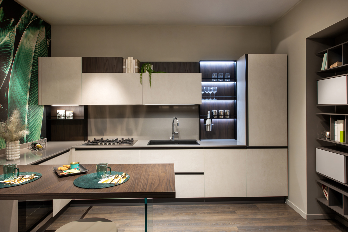 Moderní kuchyně s integrovaným odsavačem par ukazuje, jak lze spojit design, funkčnost a nerušený prostor.