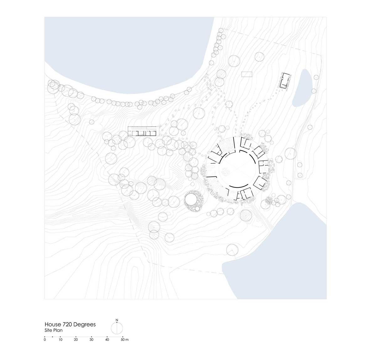 Situační plán domu zasazeného do krajiny s kruhovou dispozicí a okolní vegetací.