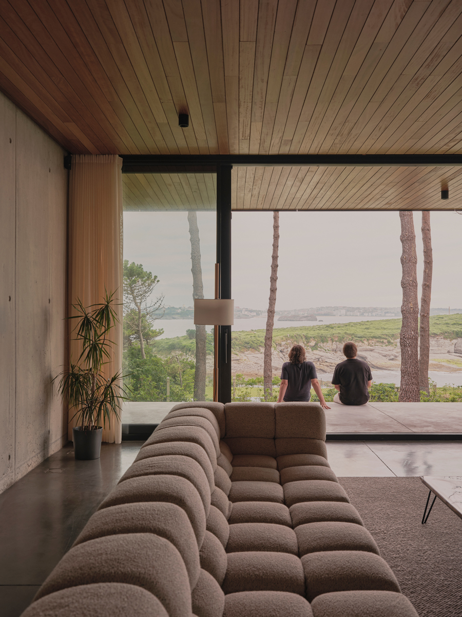 Obývací pokoj s velkoformátovým zasklením plynule přechází na terasu s výhledem na moře.