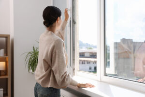 Otevřené okno v bytě připomíná místo, kudy se pavouci často dostávají dovnitř a kde se vyplatí použít odpuzující sprej.