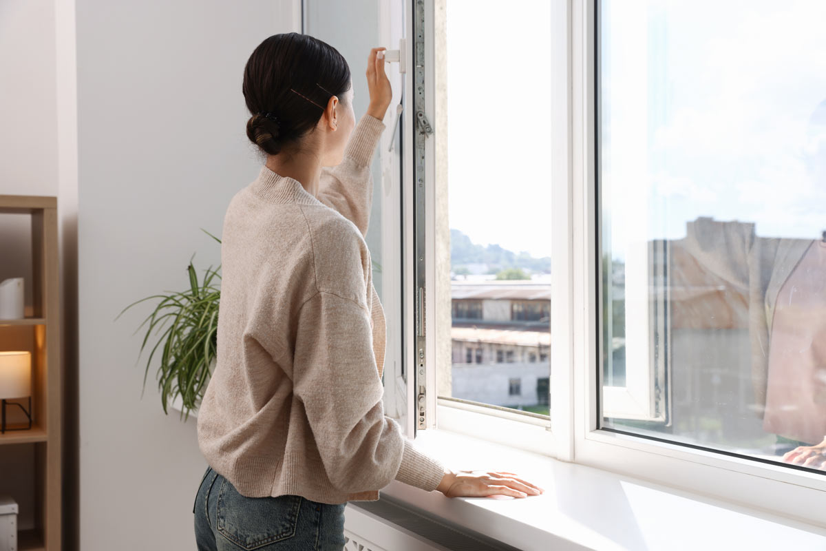 Otevřené okno v bytě připomíná místo, kudy se pavouci často dostávají dovnitř a kde se vyplatí použít odpuzující sprej.