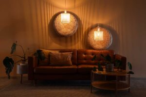 Teplé ambientní osvětlení v obývacím pokoji vytváří útulnou a příjemnou atmosféru.