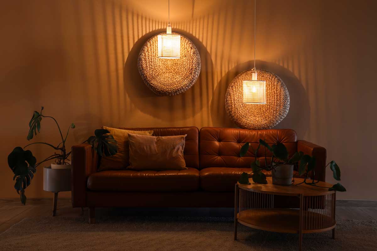 Teplé ambientní osvětlení v obývacím pokoji vytváří útulnou a příjemnou atmosféru.