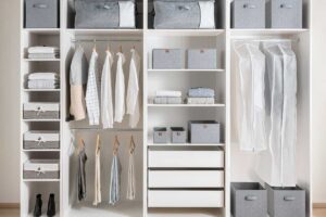 Otevřený šatník s uspořádaným oblečením působí přehledně ale vyžaduje disciplínu a neustálý pořádek.