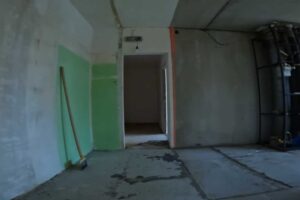 Interiér po odstranění umakartového jádra odhaluje konstrukci bytu a vytváří otevřený prostor připravený na novou dispozici.