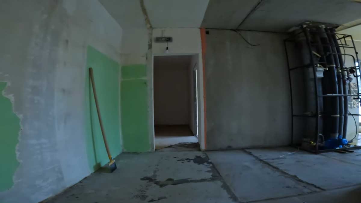 Interiér po odstranění umakartového jádra odhaluje konstrukci bytu a vytváří otevřený prostor připravený na novou dispozici.