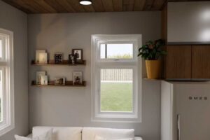 Nástěnné police nad pohovkou s dekoracemi v tiny house interiéru.