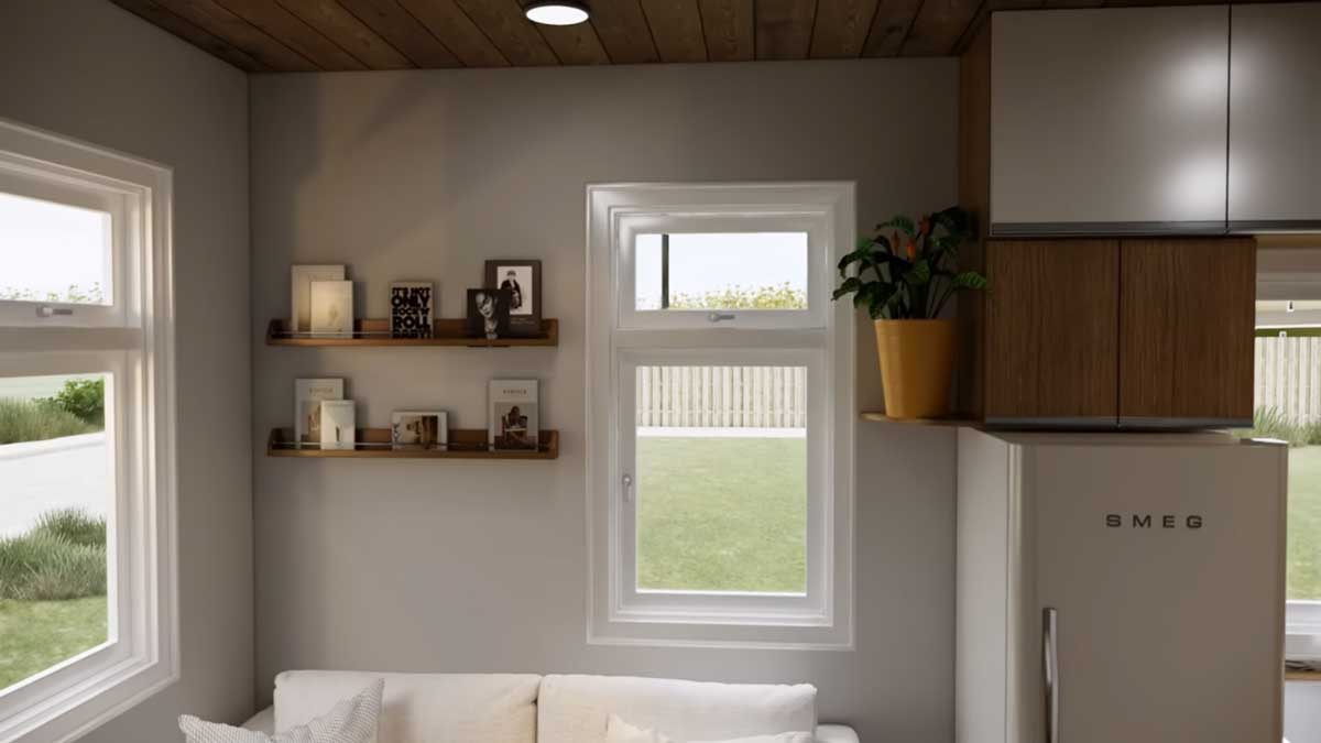 Nástěnné police nad pohovkou s dekoracemi v tiny house interiéru.