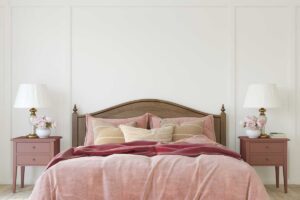 Elegantní postel s pevnou konstrukcí a sladěným ložním prádlem vytváří klidné místo pro odpočinek.