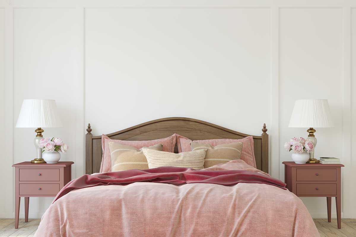 Elegantní postel s pevnou konstrukcí a sladěným ložním prádlem vytváří klidné místo pro odpočinek.