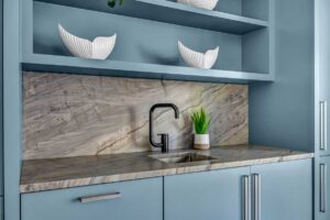 Minimalistická kuchyňská linka s prázdnou pracovní plochou působí elegantně ale v běžném provozu bývá nepraktická.