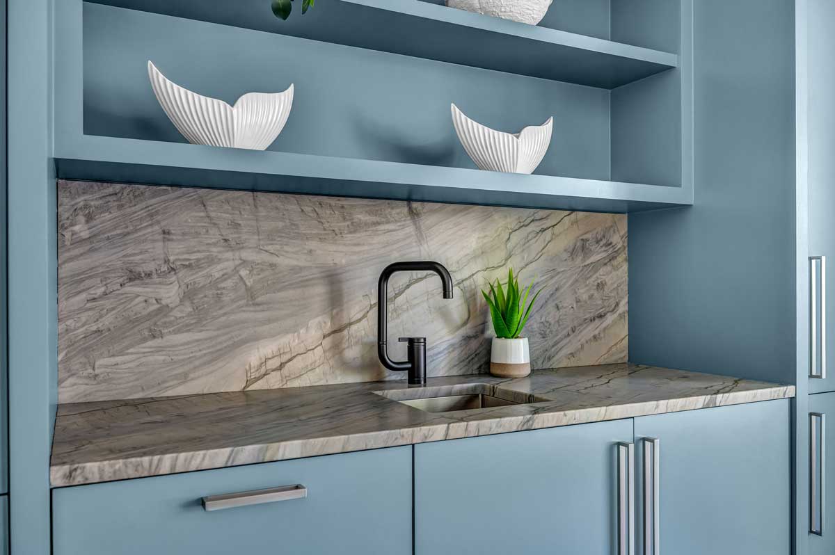 Minimalistická kuchyňská linka s prázdnou pracovní plochou působí elegantně ale v běžném provozu bývá nepraktická.