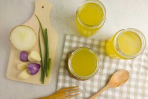 Domácí vývar ve sklenicích jako příklad předpřipraveného základu pro rychlé vaření během týdne.