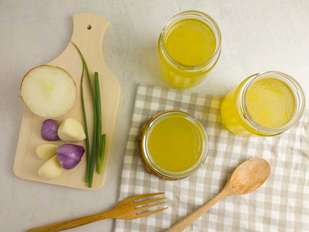 Domácí vývar ve sklenicích jako příklad předpřipraveného základu pro rychlé vaření během týdne.