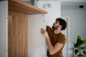 Přestavba nábytku v bytě po rozchodu vytváří novou atmosféru a pomáhá přerušit spojení s minulými společnými chvílemi.