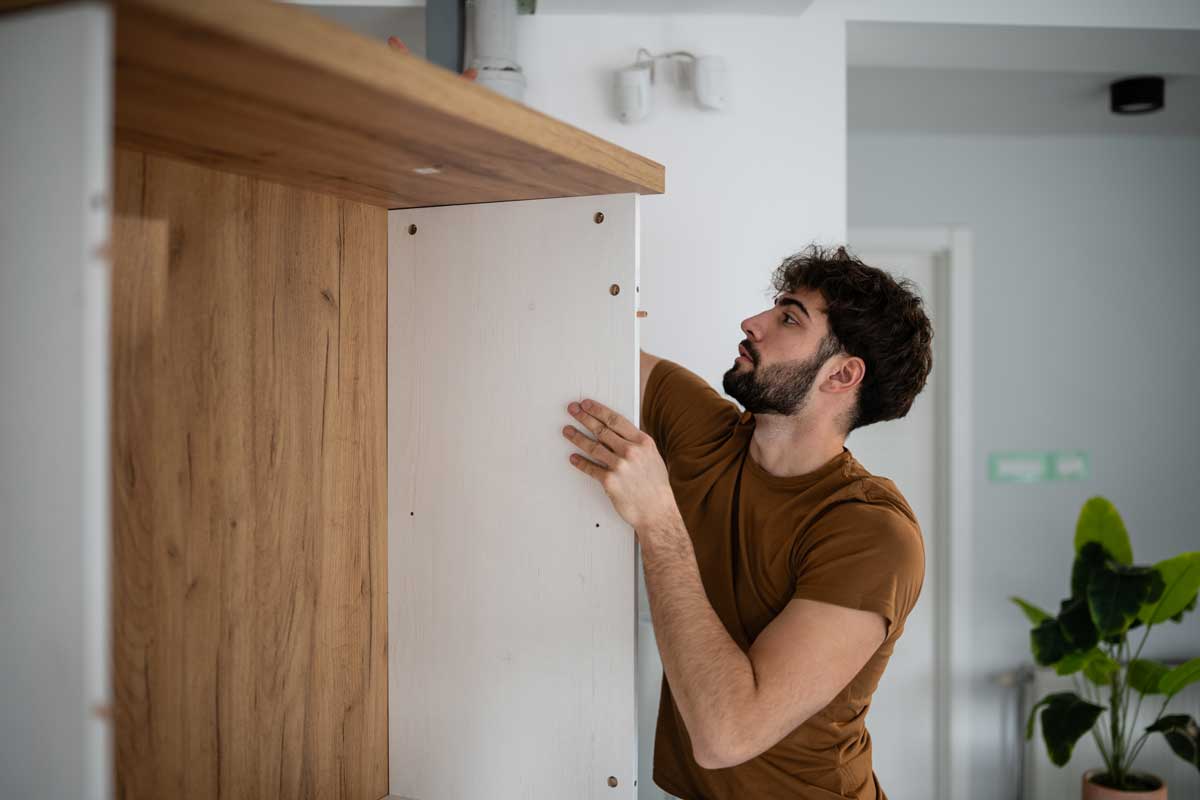Přestavba nábytku v bytě po rozchodu vytváří novou atmosféru a pomáhá přerušit spojení s minulými společnými chvílemi.