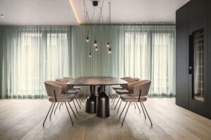 Dva bratři, dva byty, jeden motiv: Mramor jako hlavní hvězda interiéru v Holešovicích