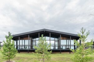 Skleněné domy lákají, ale mají háček. Kdy se vysněné světlé bydlení promění v nepohodlí?