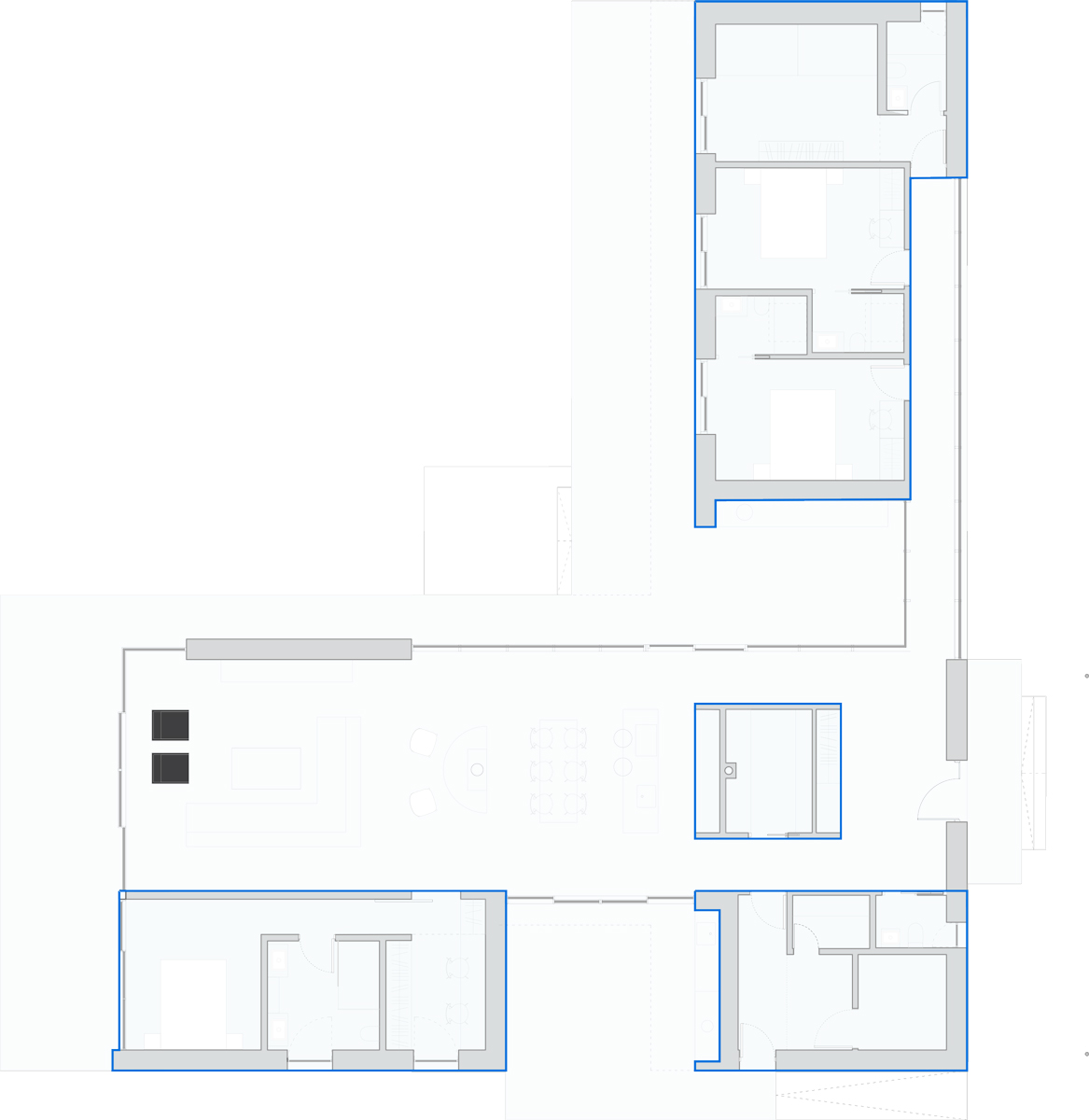 Půdorys domu ve tvaru písmene L ukazuje členění obytných a soukromých zón kolem chráněného nádvoří.