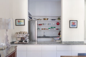 Nízký pult odděluje kuchyni od jídelny a vytváří praktické propojení mezi vařením a společenskou částí bytu.