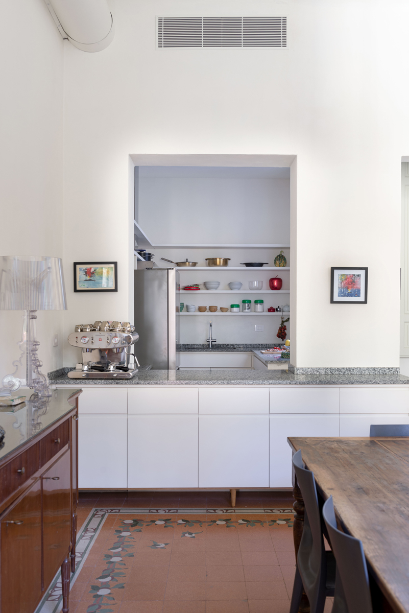 Nízký pult odděluje kuchyni od jídelny a vytváří praktické propojení mezi vařením a společenskou částí bytu.