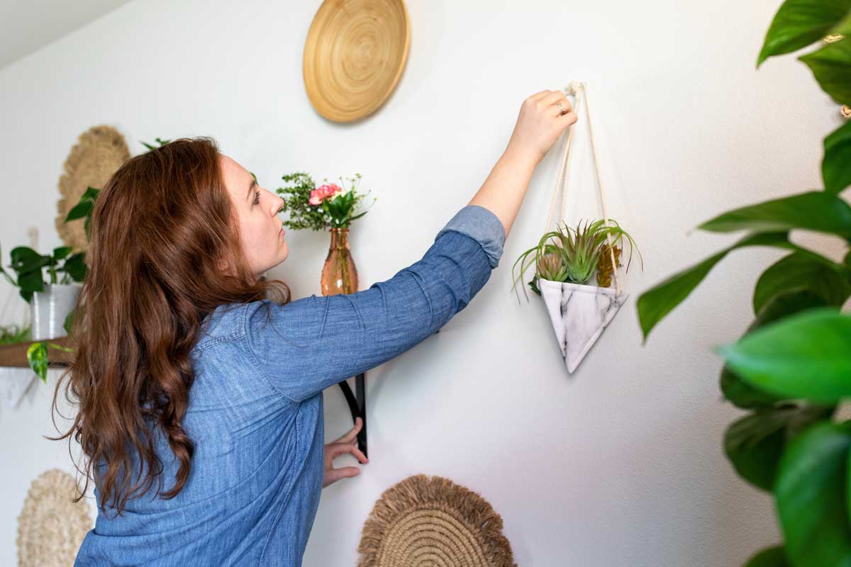 Přidání osobních dekorací a rostlin do interiéru pomáhá vytvořit vlastní prostor bez kompromisů a posiluje pocit kontroly nad prostředím.