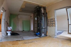 Kompletně vybourané bytové jádro odhaluje technické rozvody a připravuje prostor na moderní koupelnu.