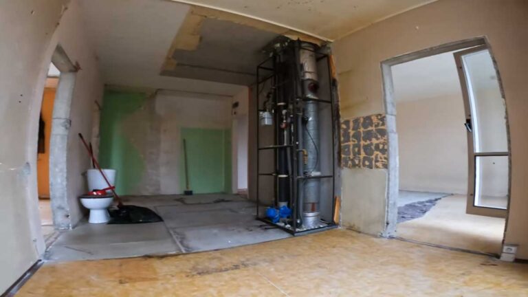 Kompletně vybourané bytové jádro odhaluje technické rozvody a připravuje prostor na moderní koupelnu.