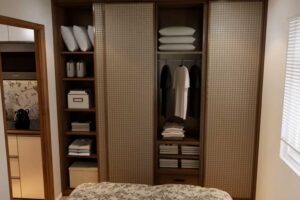 Vestavěná šatní skříň v tiny house s úložným prostorem na oblečení.