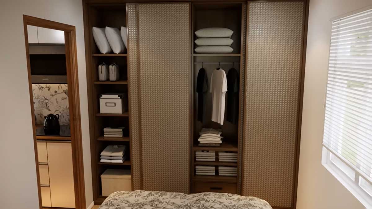 Vestavěná šatní skříň v tiny house s úložným prostorem na oblečení.