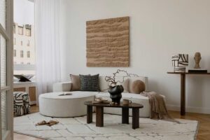 Světlý skandinávský interiér s bílými stěnami neutrálními tóny a minimalistickým nábytkem