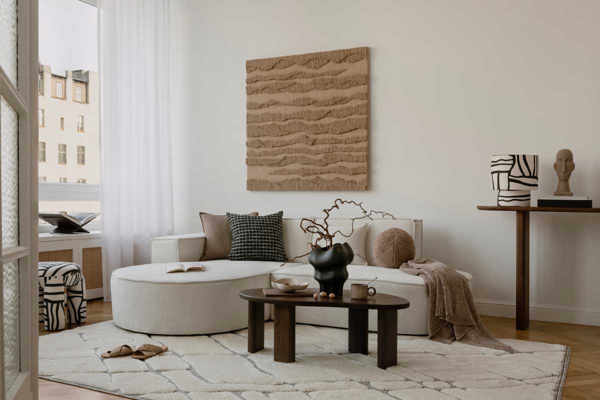 Světlý skandinávský interiér s bílými stěnami neutrálními tóny a minimalistickým nábytkem