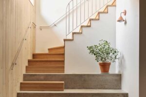 Obloukový průchod rámuje výhled do obytného prostoru a jemně propojuje jednotlivé části domu