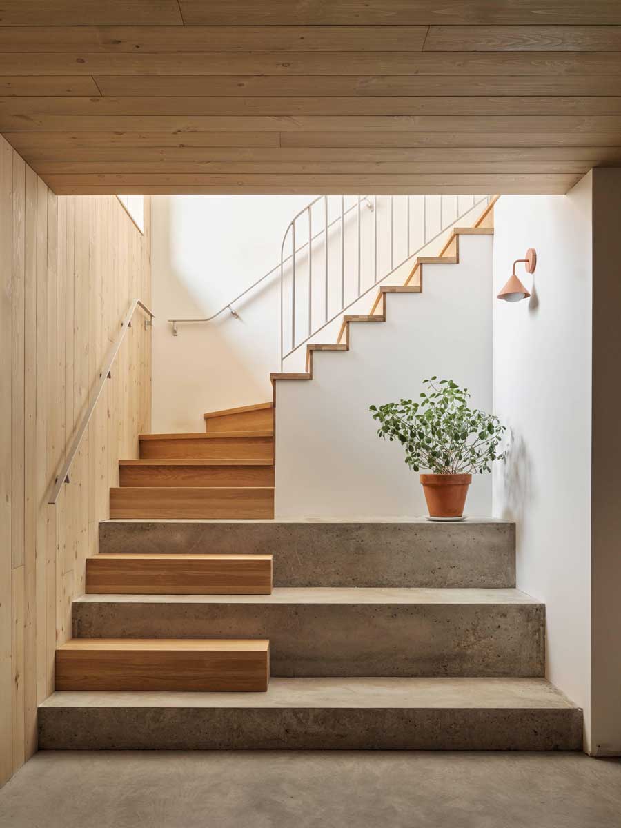 Obloukový průchod rámuje výhled do obytného prostoru a jemně propojuje jednotlivé části domu