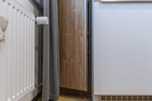 Nenápadně skrytý úložný prostor v kuchyni nabízí praktické řešení pro ukládání potravin i spotřebičů.