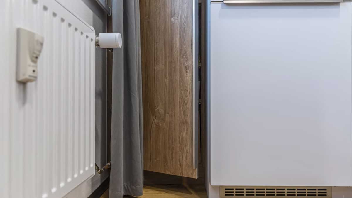 Nenápadně skrytý úložný prostor v kuchyni nabízí praktické řešení pro ukládání potravin i spotřebičů.