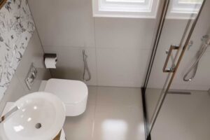 Moderní sprchový kout v tiny house s minimalistickým designem.