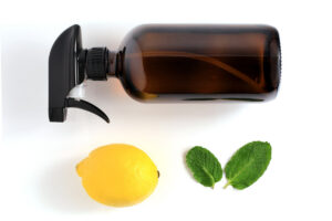 Domácí sprej z vody, máty peprné a citronu představuje přírodní způsob, jak odpudit pavouky bez chemie.