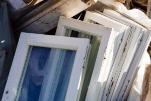 Stará demontovaná okna připravená k výměně během rekonstrukce domu.