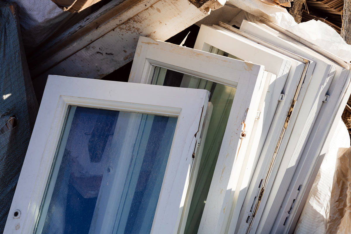 Stará demontovaná okna připravená k výměně během rekonstrukce domu.