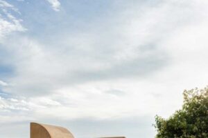 Kruhový světlík nad nádvořím propouštějící světlo do středu domu.