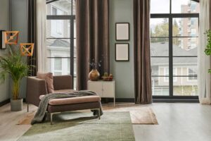 Závěsy, koberec a dekorace v obývacím pokoji vytvářejí harmonickou a útulnou atmosféru.