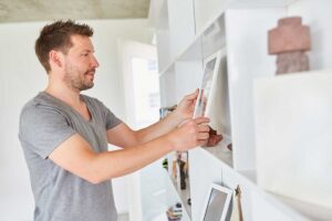 Odstranění osobních vzpomínek a fotografií z interiéru pomáhá po rozchodu snížit emoční zátěž a vytvořit prostor pro nový začátek.